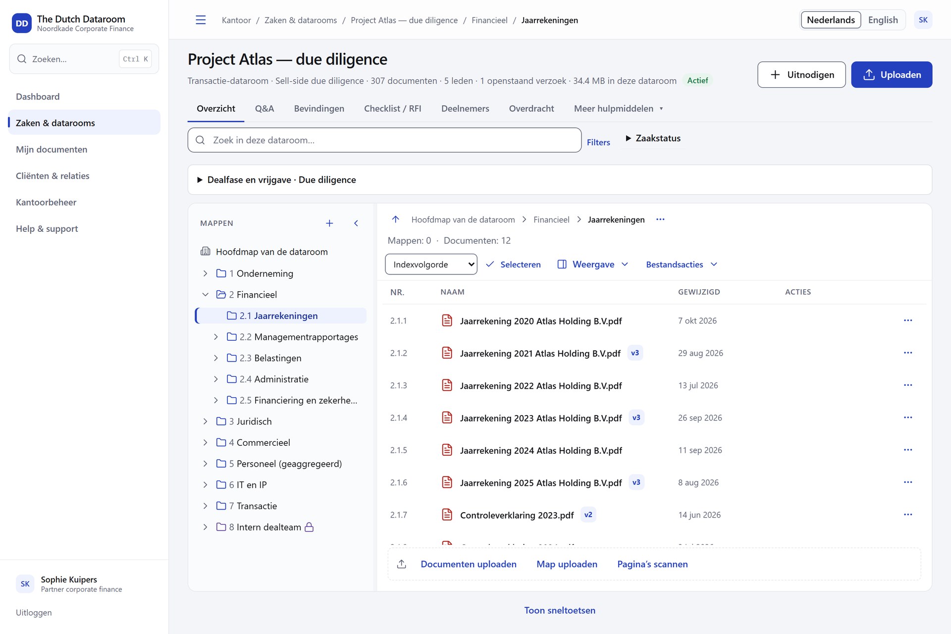 Echt appscherm van een due-diligence-dataroom met een genummerde mappenstructuur en jaarrekeningen